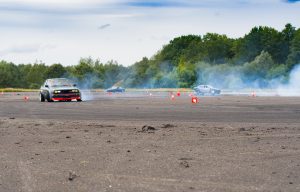 Dragracingbil som driftar